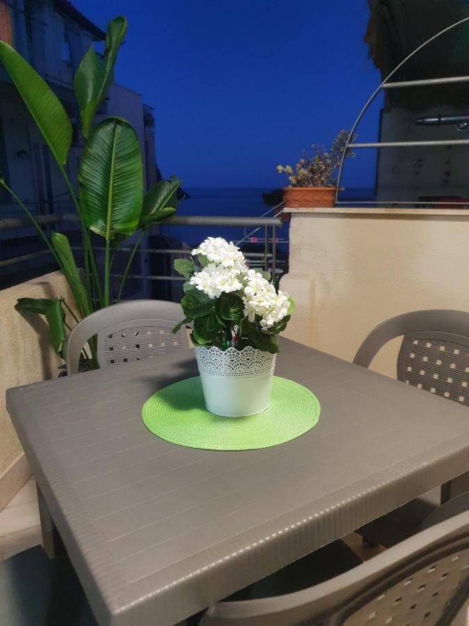 Casa Vacanze Aci Trezza In Front Of The Sea Ачи Кастело Екстериор снимка