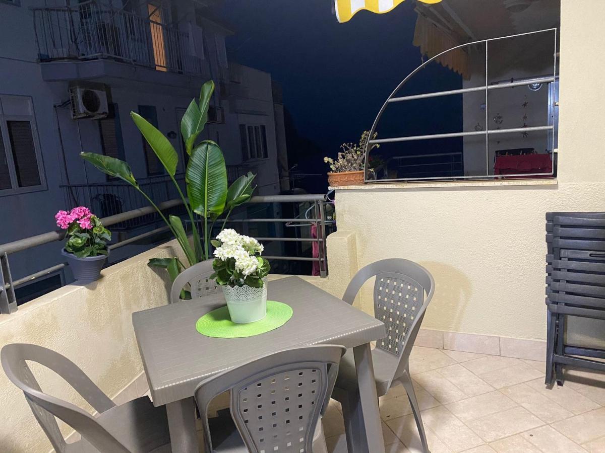Casa Vacanze Aci Trezza In Front Of The Sea Ачи Кастело Екстериор снимка
