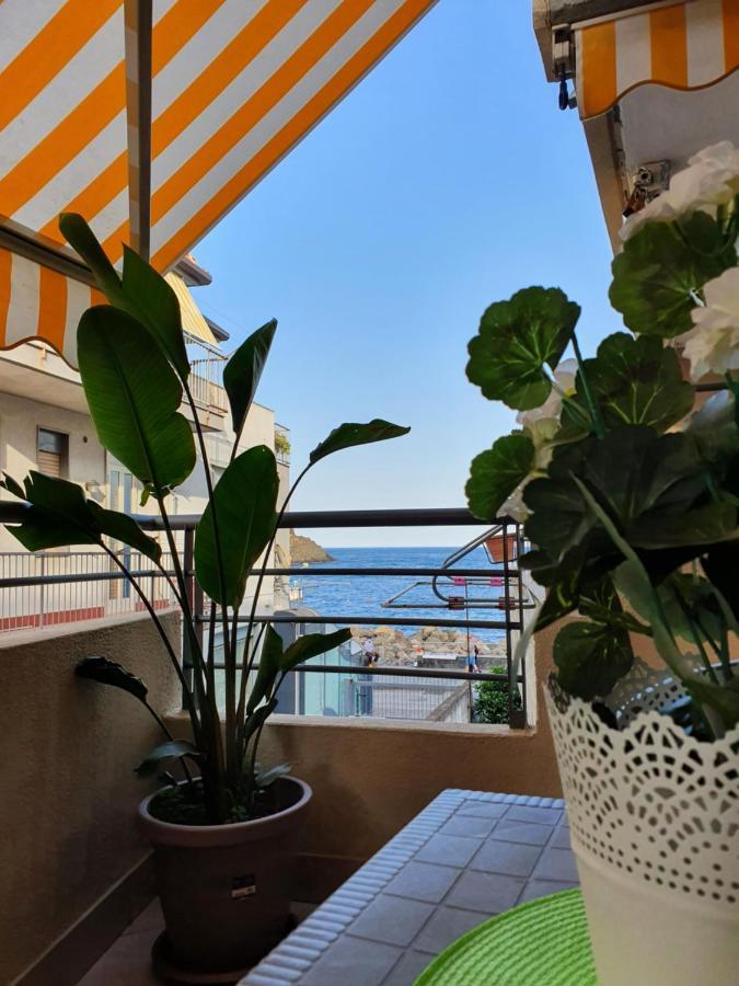 Casa Vacanze Aci Trezza In Front Of The Sea Ачи Кастело Екстериор снимка