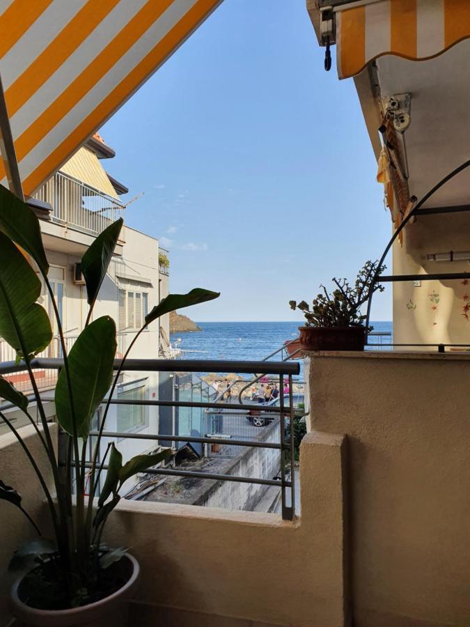 Casa Vacanze Aci Trezza In Front Of The Sea Ачи Кастело Екстериор снимка
