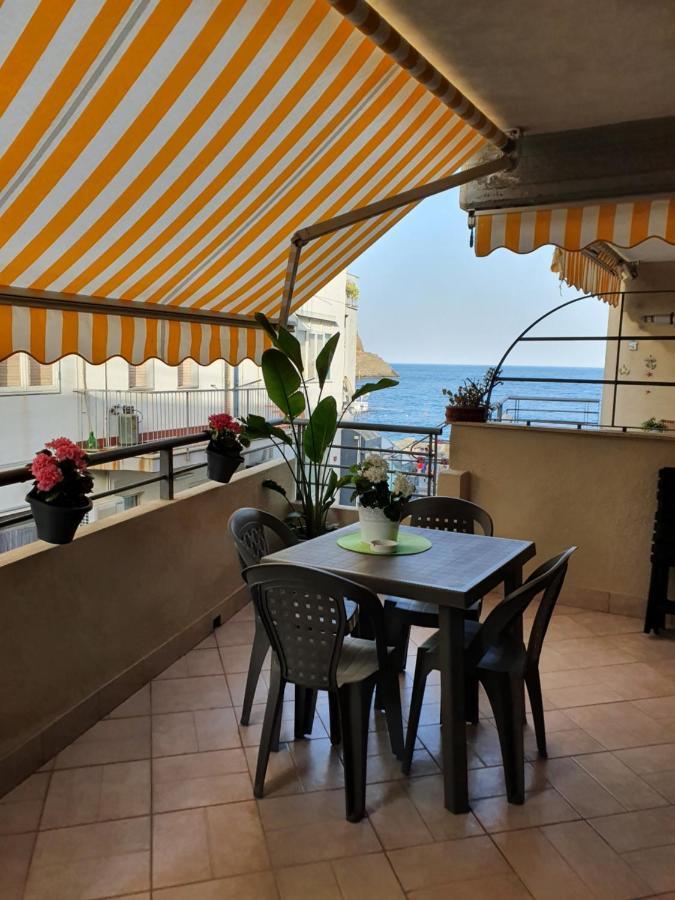 Casa Vacanze Aci Trezza In Front Of The Sea Ачи Кастело Екстериор снимка